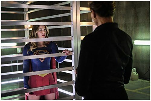 Melissa Benoist 8 inç x 10 inç FOTOĞRAF Supergirl (TV Dizisi 2015 - ) Cell Pose 2 kn'den Brenda Strong ile Konuşuyor