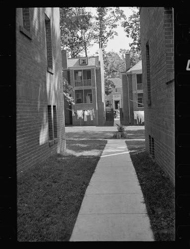 HistoricalFindings Fotoğraf: Binalar, Yapılar, Sokaklar,Kaldırımlar,çamaşır ipleri,Çamaşırhane, 1935